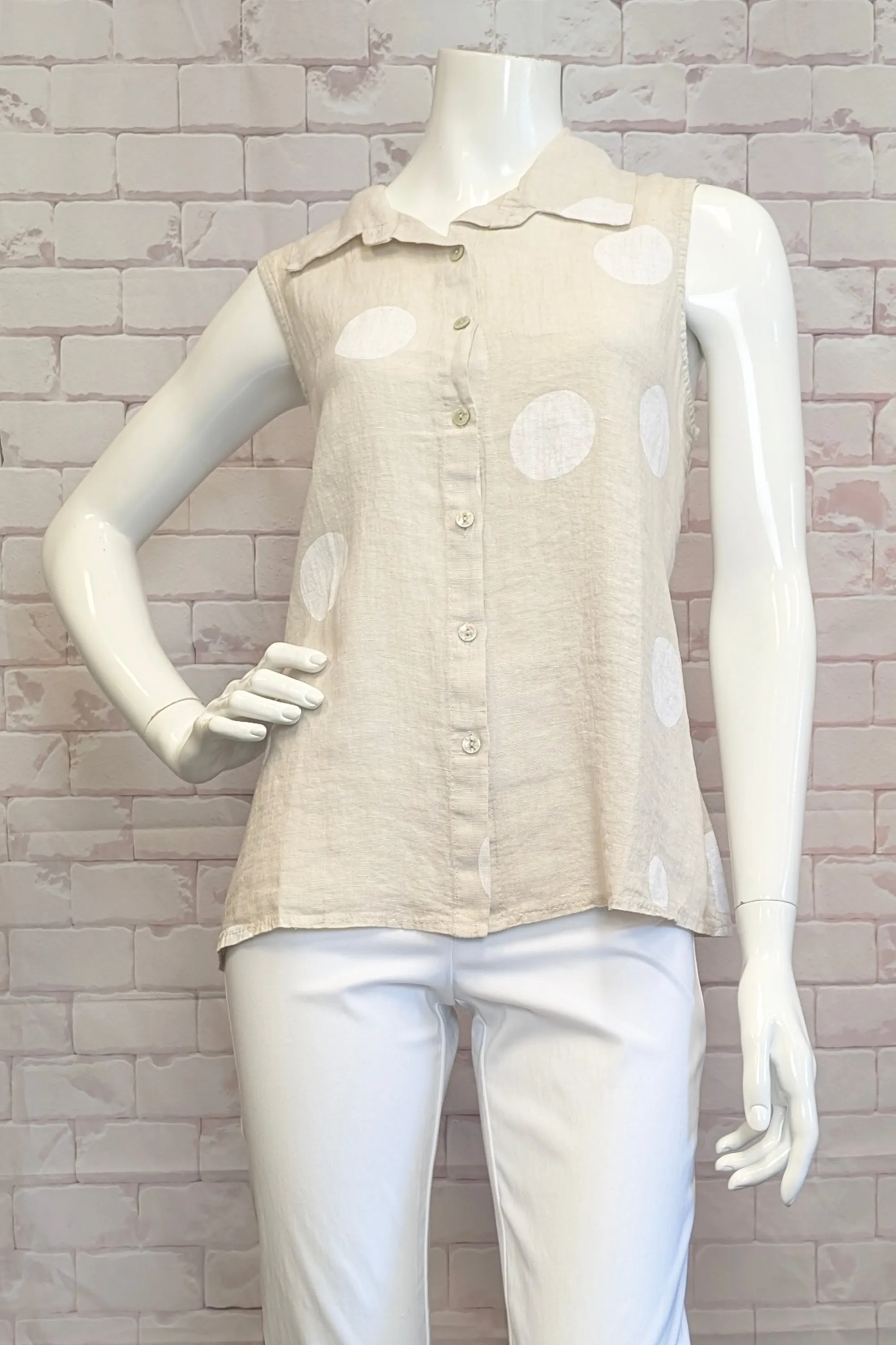 SAND DOT PRINT SLEEVELESS BLOUSE