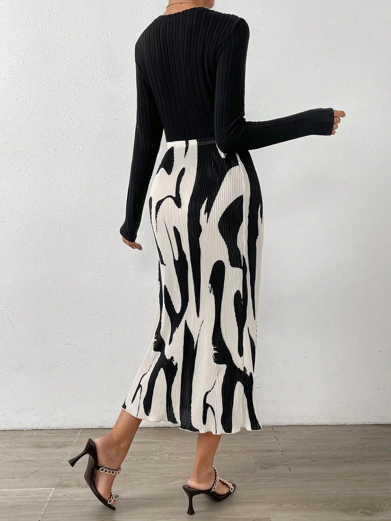 Solid Tee & Graphic Print Skirt
